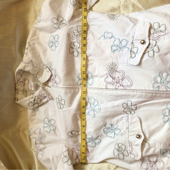 Weekender woman’s white denim jacket. Size 13. - Picture 5 of 6